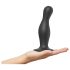 Strap-on-me Curvy L - talasasti dildo sa vakuumskom bazom (crni)
